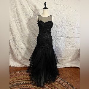 BCBG MaxAzria black lace, mesh & tulle gown. Classic mermaid silhouette. Sz 2